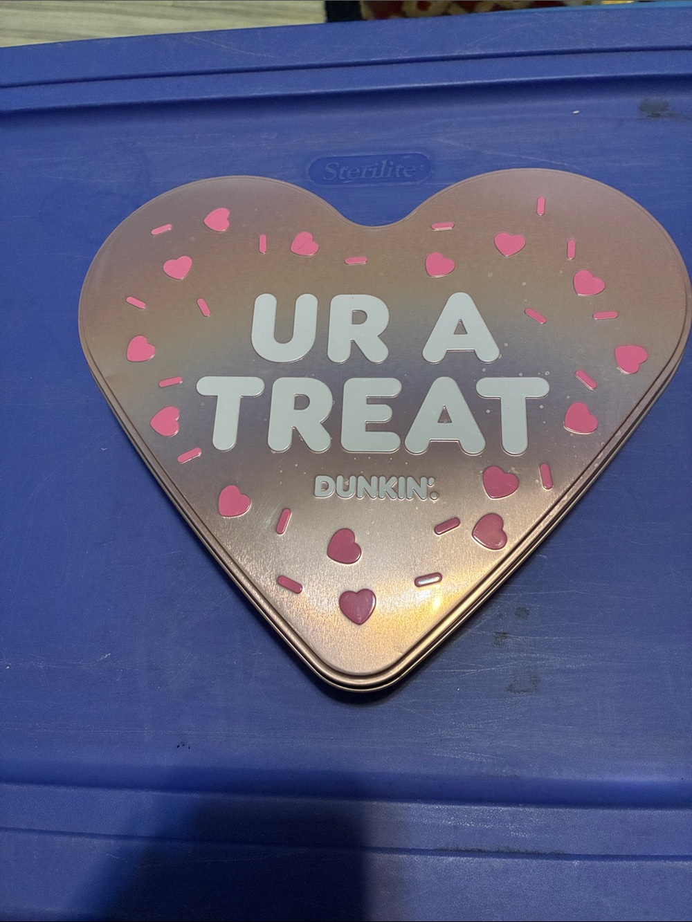 Dunkin' Heart Tins & Glove - Picture 2 of 9